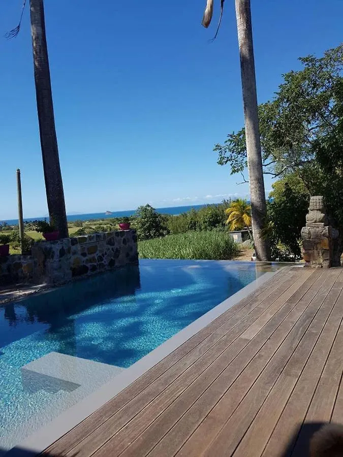 Villa Élégante: Sainte-Rose Seaview Retreat