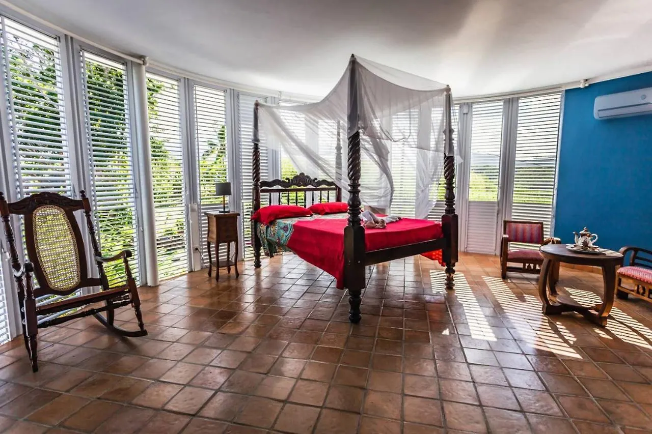 Villa Élégante: Sainte-Rose Seaview Retreat